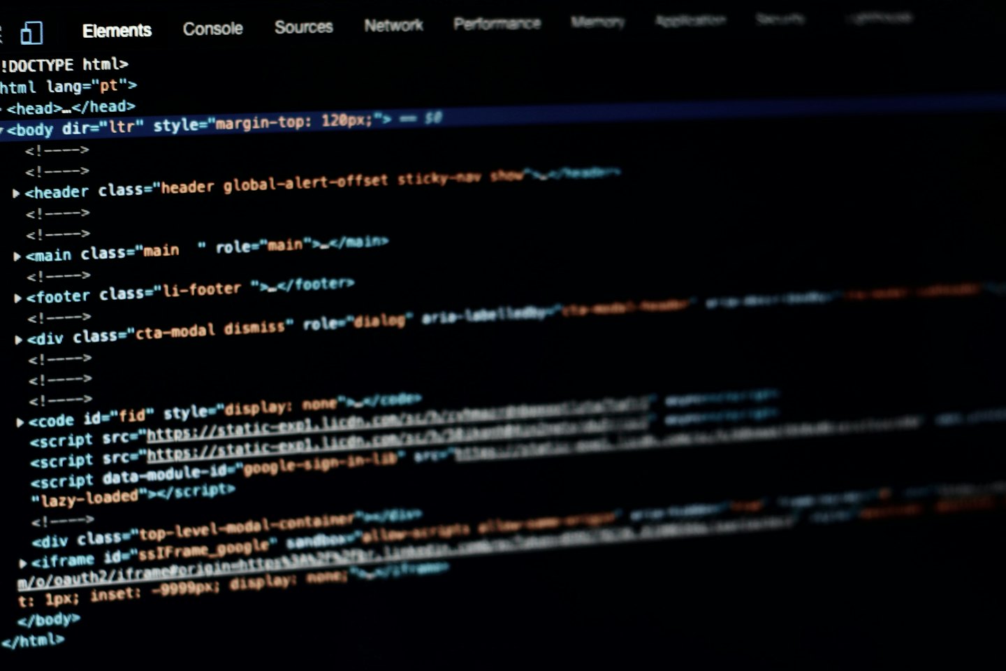 Ekran komputera programisty wyświetlający kod HTML.