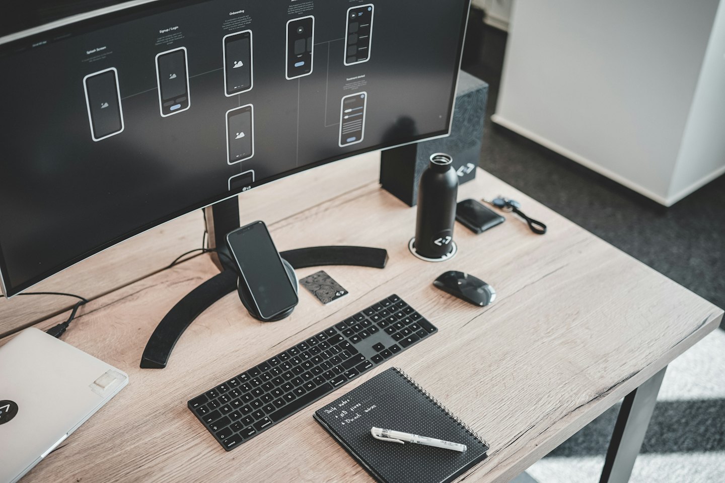 Nowoczesne biurko projektanta z monitorem wyświetlającym makiety aplikacji.