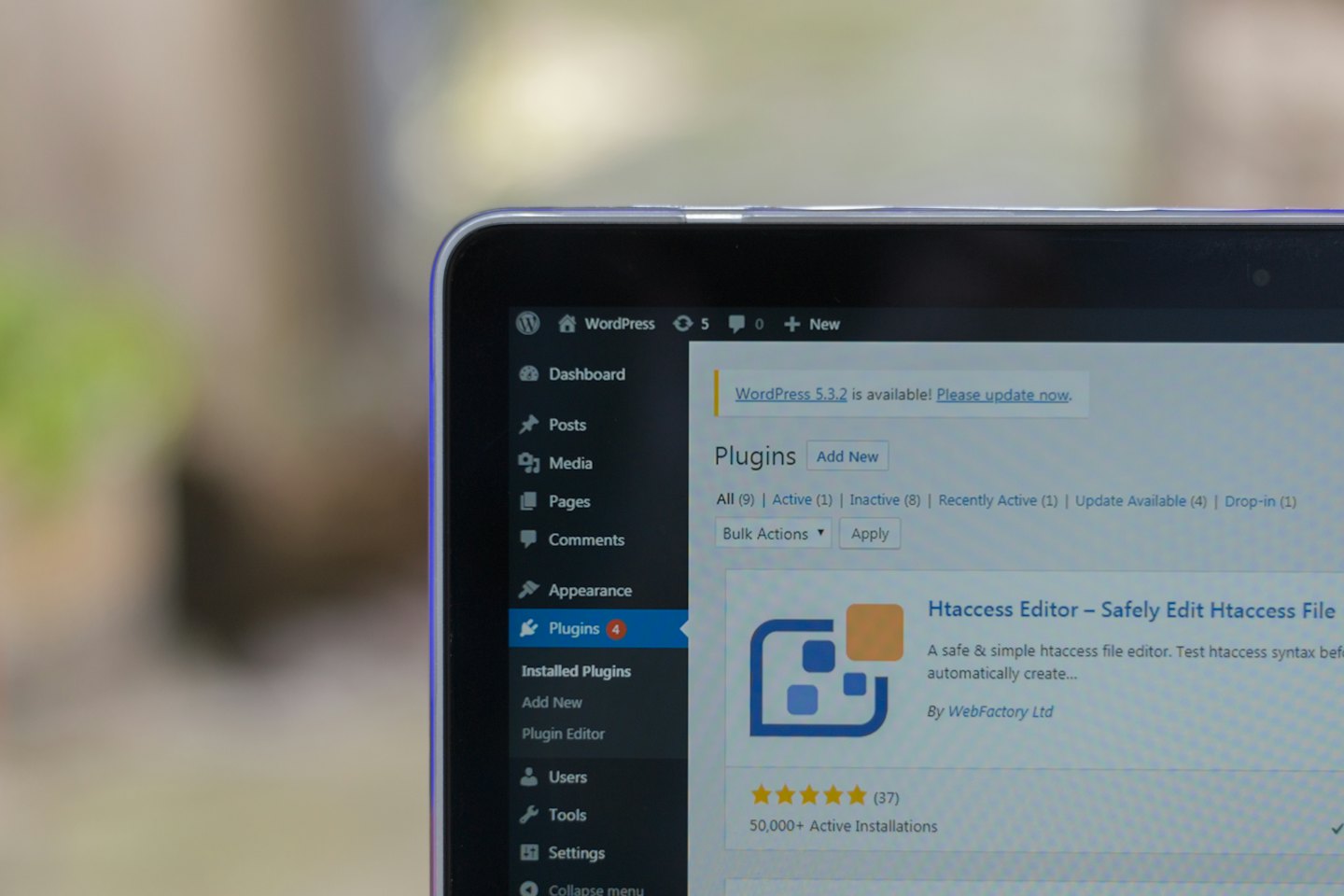 Ekran laptopa z panelem WordPress, wtyczkami i powiadomieniem o aktualizacji.